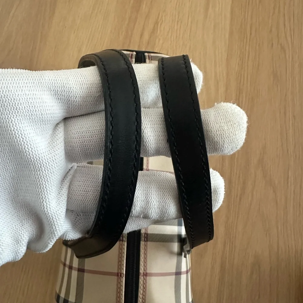 Burberry House Check Barrel bag black with dustbag - Picture 4 of 14